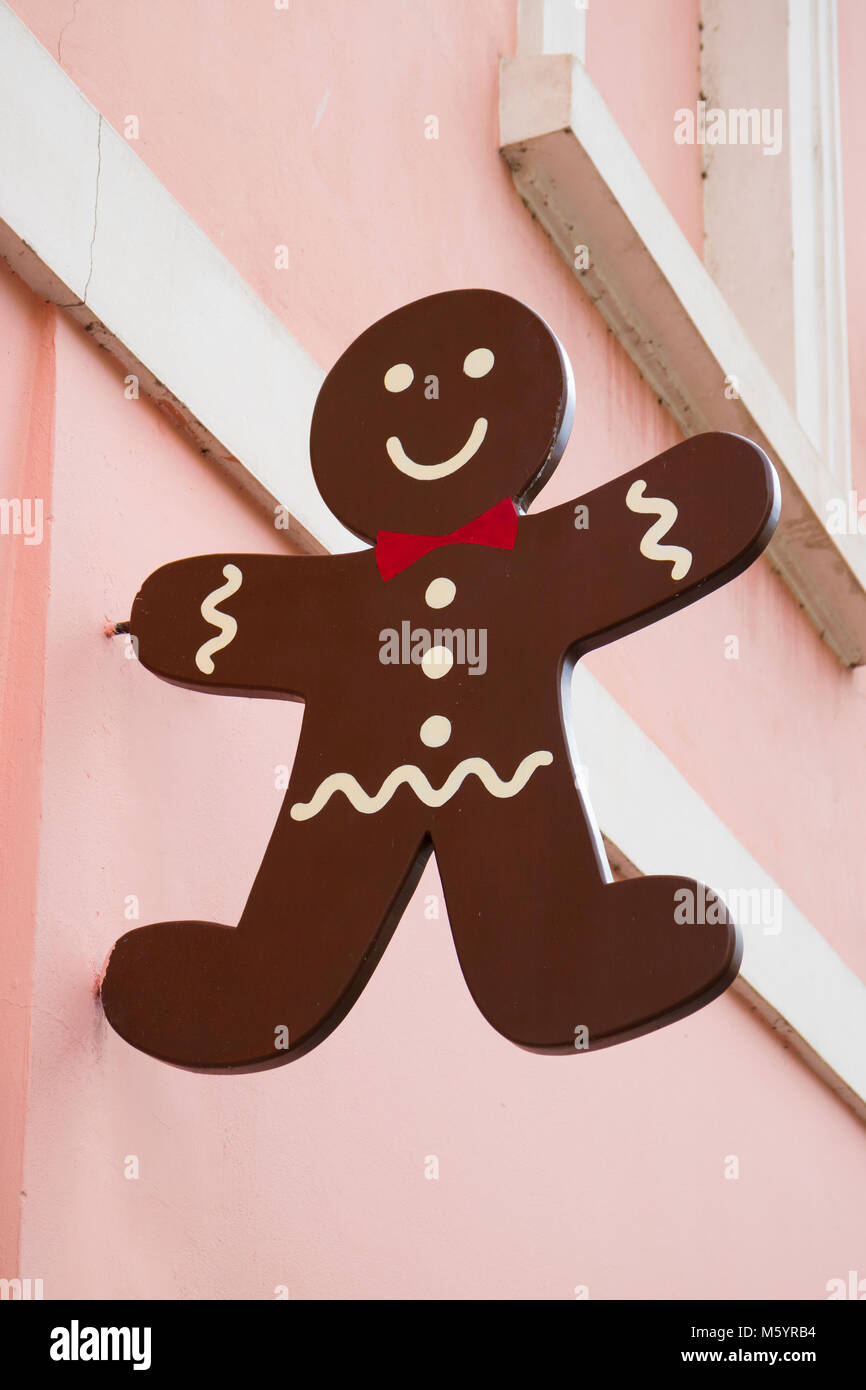 Praga, República Checa - 9 de octubre 2017: Gingerbread cookie firmar sobre la fachada de una panadería en Praga Foto de stock