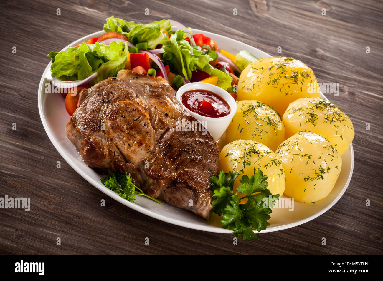 Bistec de ternera con fritos de patata y verduras