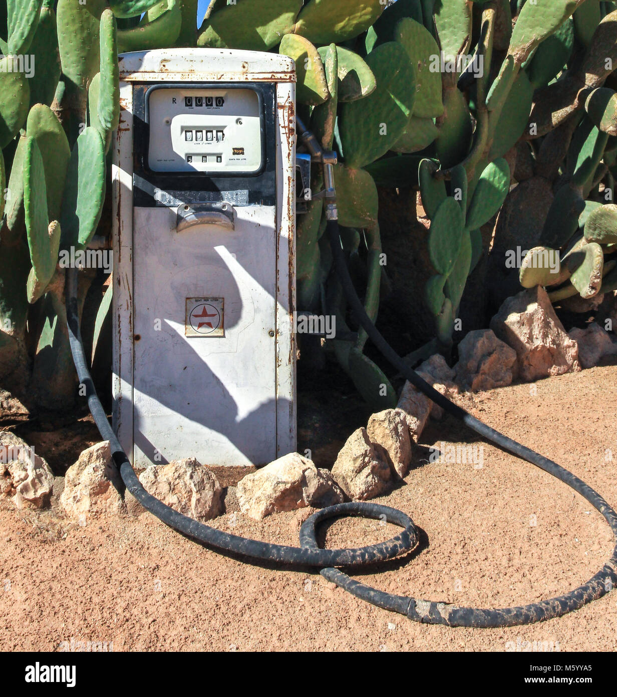 Vieja y sucia gasolinera de la bomba de gasolina en el desierto