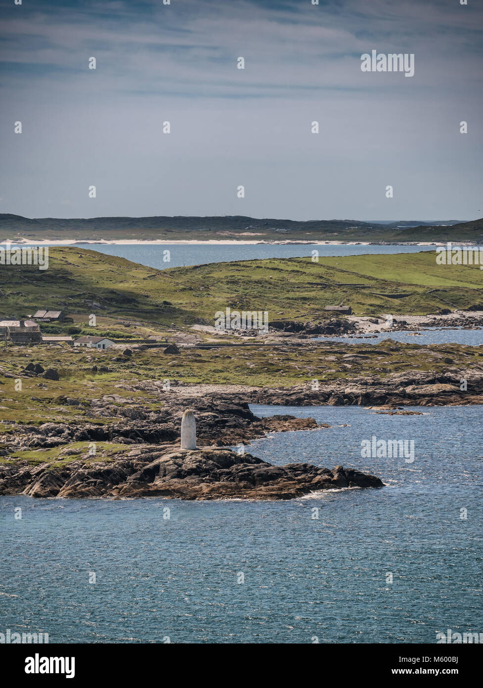 Dama Blanca misterio día hora faro marcador marítima en la bahía de Clifden, Irlanda Foto de stock