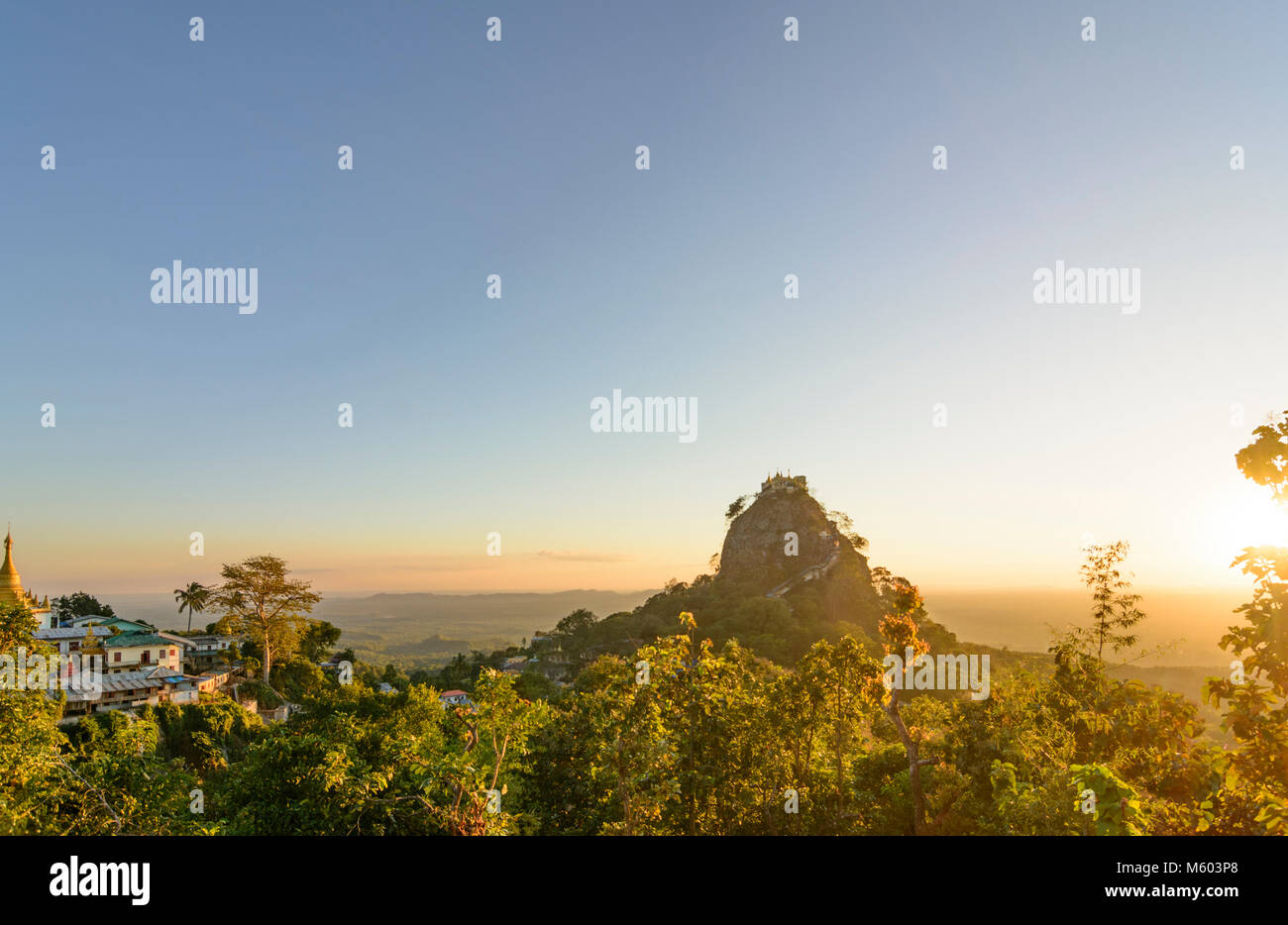 Monte Popa: el Monte Popa (Popa Taung Kalat), lugar de peregrinación, templos, sitios reliquia Nat en la cima de la montaña, , región de Mandalay, Myanmar (Birmania) Foto de stock