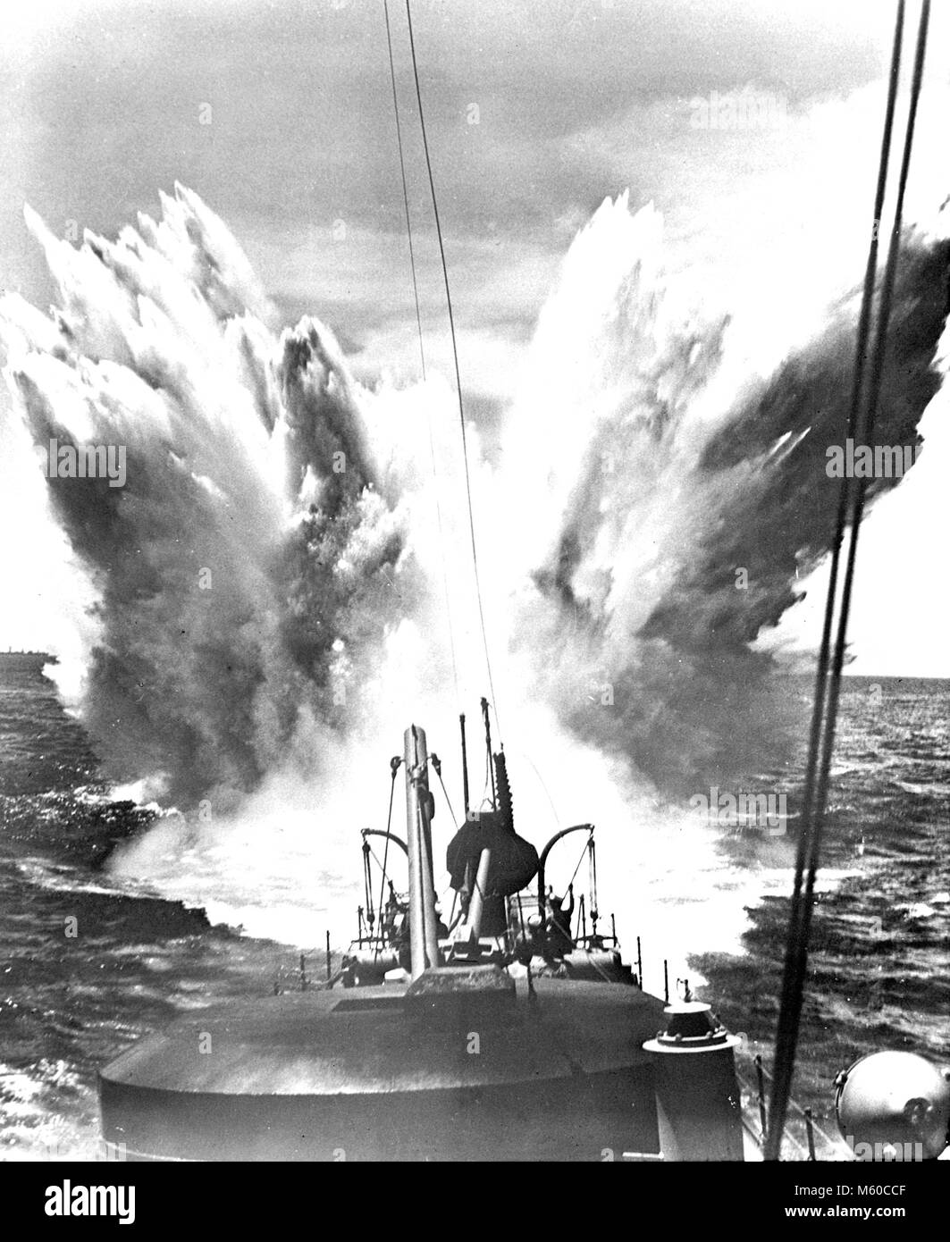 La batalla del Atlántico, un buque británico que despliega la profundidad cobran alrededor de 1943 Foto de stock
