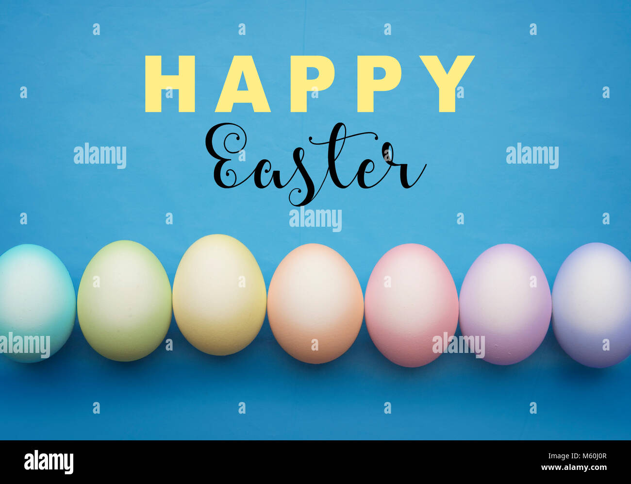 Felices Pascuas firmar con coloridos huevos Foto de stock