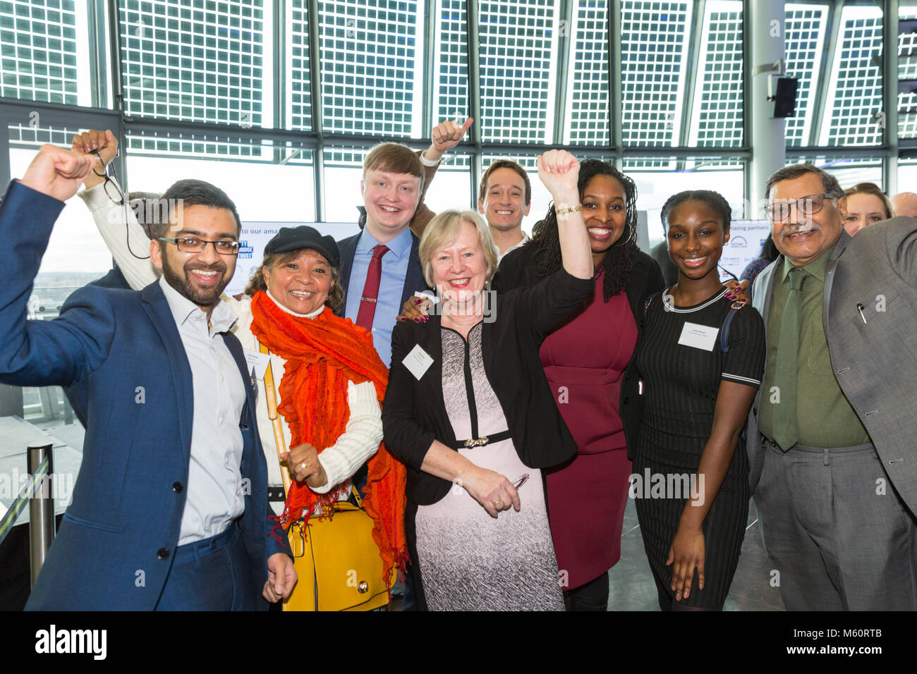 City Hall, Londres, 27 feb 2018. El municipio de Waltham Forest Global wins London Borough de Cultura 2019 y representantes en el municipio son claramente feliz con su victoria. El Alcalde de Londres, Sadiq Khan anuncia los ganadores de la London Borough de la cultura de la competencia en una presentación especial en el Ayuntamiento. Los £3,5 millones de London Borough of cultura premio, es una nueva e importante iniciativa. La financiación ayudará a los municipios ganadora a la etapa de un programa de clase mundial de eventos e iniciativas culturales. Crédito: Imageplotter noticias y deportes/Alamy Live News Foto de stock