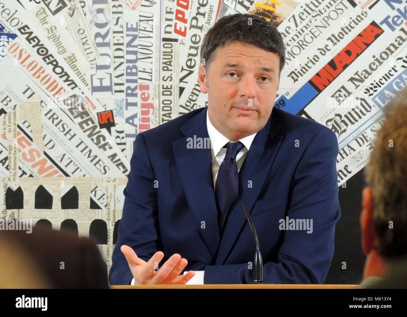 13 de febrero de 2018, Italia, Roma: El líder del Partido Democrático Social Italiano, Matteo Renzi, habla a los corresponsales extranjeros durante una conferencia de prensa. Foto: Lena Klimkeit/dpa Foto de stock