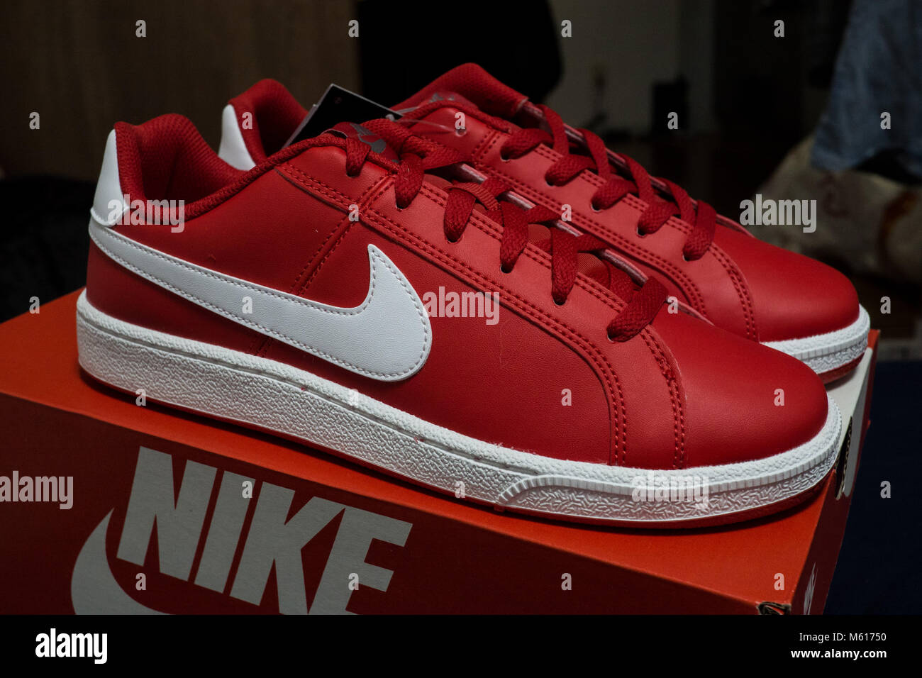 Nuevas zapatillas Nike recién salido de la caja. Rojo, Blanco Walkers Nike  Nike Hi Tops Fotografía de stock - Alamy