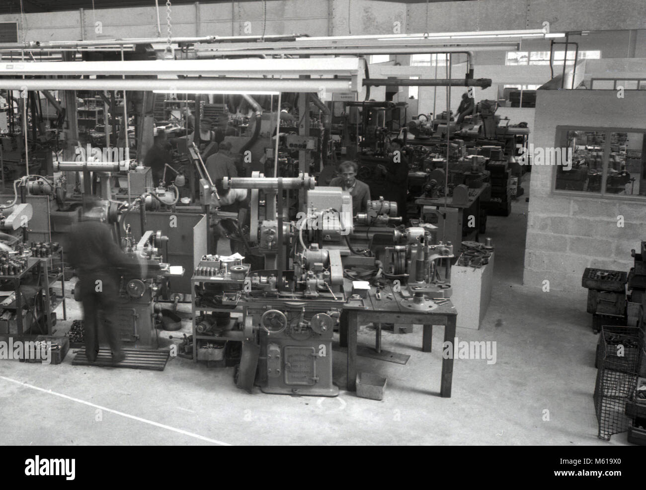 1960, histórico, en el piso de una fábrica de ingeniería, trabajadores de la metalurgia tornos haciendo piezas de metal para la industria, Inglaterra, Reino Unido. Foto de stock