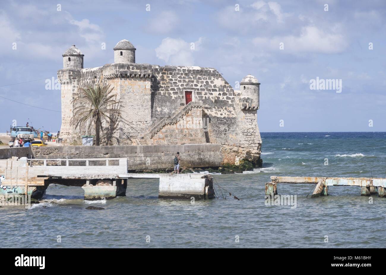 A la salida del pequeño puerto de Cojimar se encuentra la pequeña fortaleza Fuerte de Cojimar. (17 Noviembre 2017) | mundial de uso Foto de stock