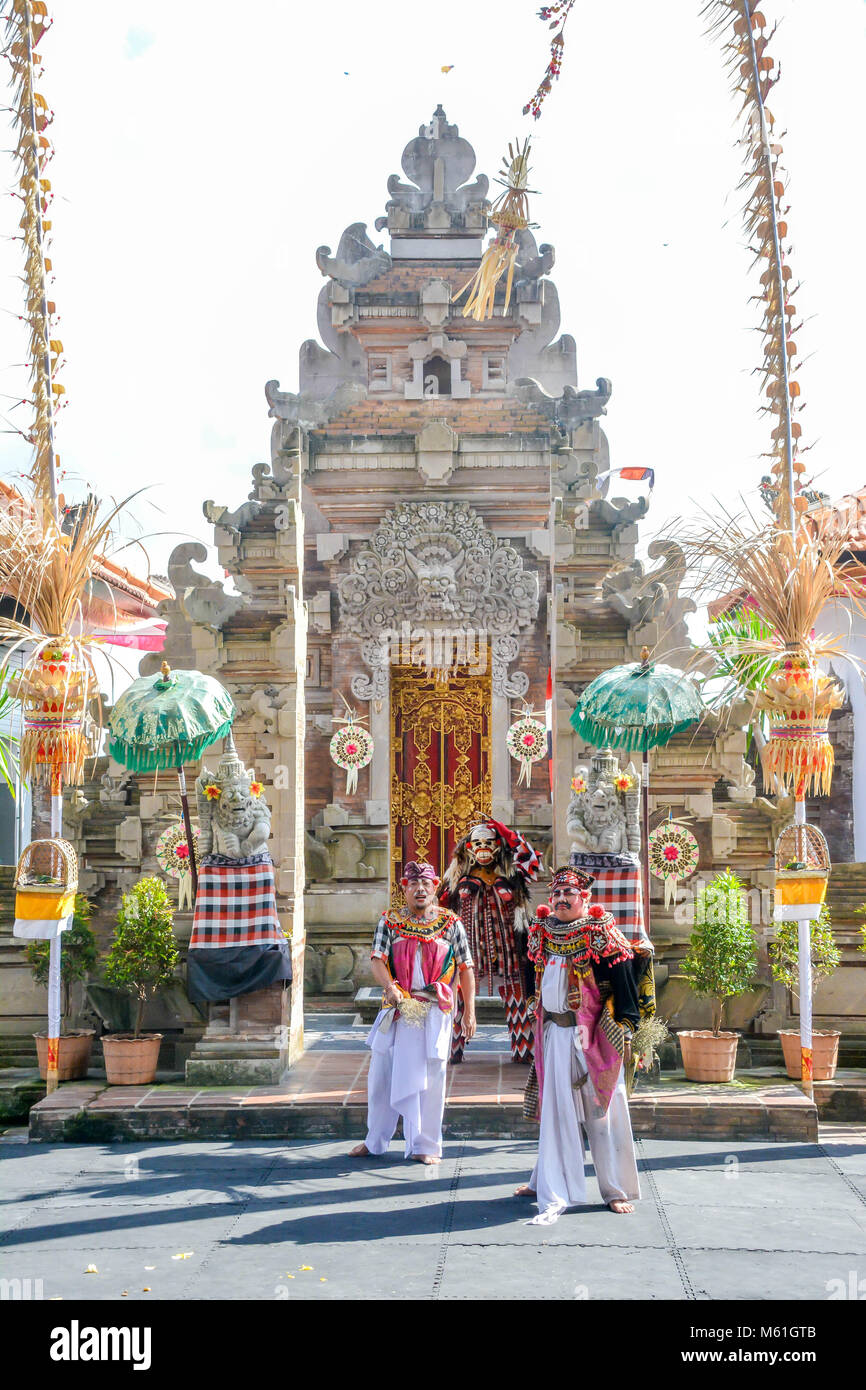 Los lugareños balineses realizar Barong, un mítico león-como criatura en una ceremonia tradicional en Bali. Foto de stock