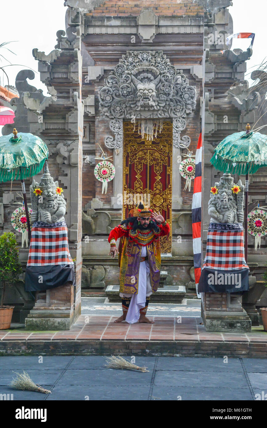 Los lugareños balineses realizar Barong, un mítico león-como criatura en una ceremonia tradicional en Bali. Foto de stock