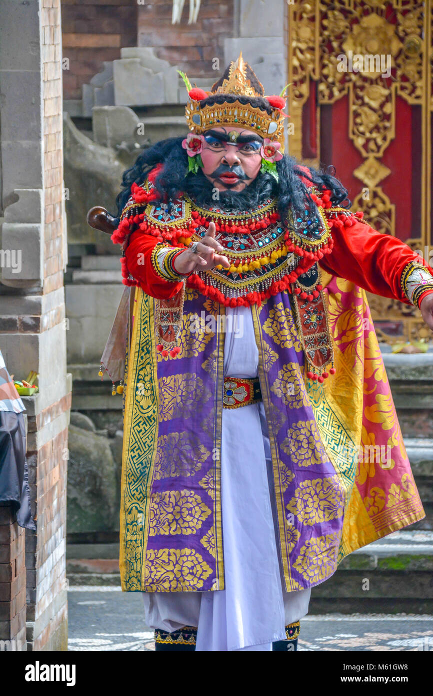 Los lugareños balineses realizar Barong, un mítico león-como criatura en una ceremonia tradicional en Bali. Foto de stock