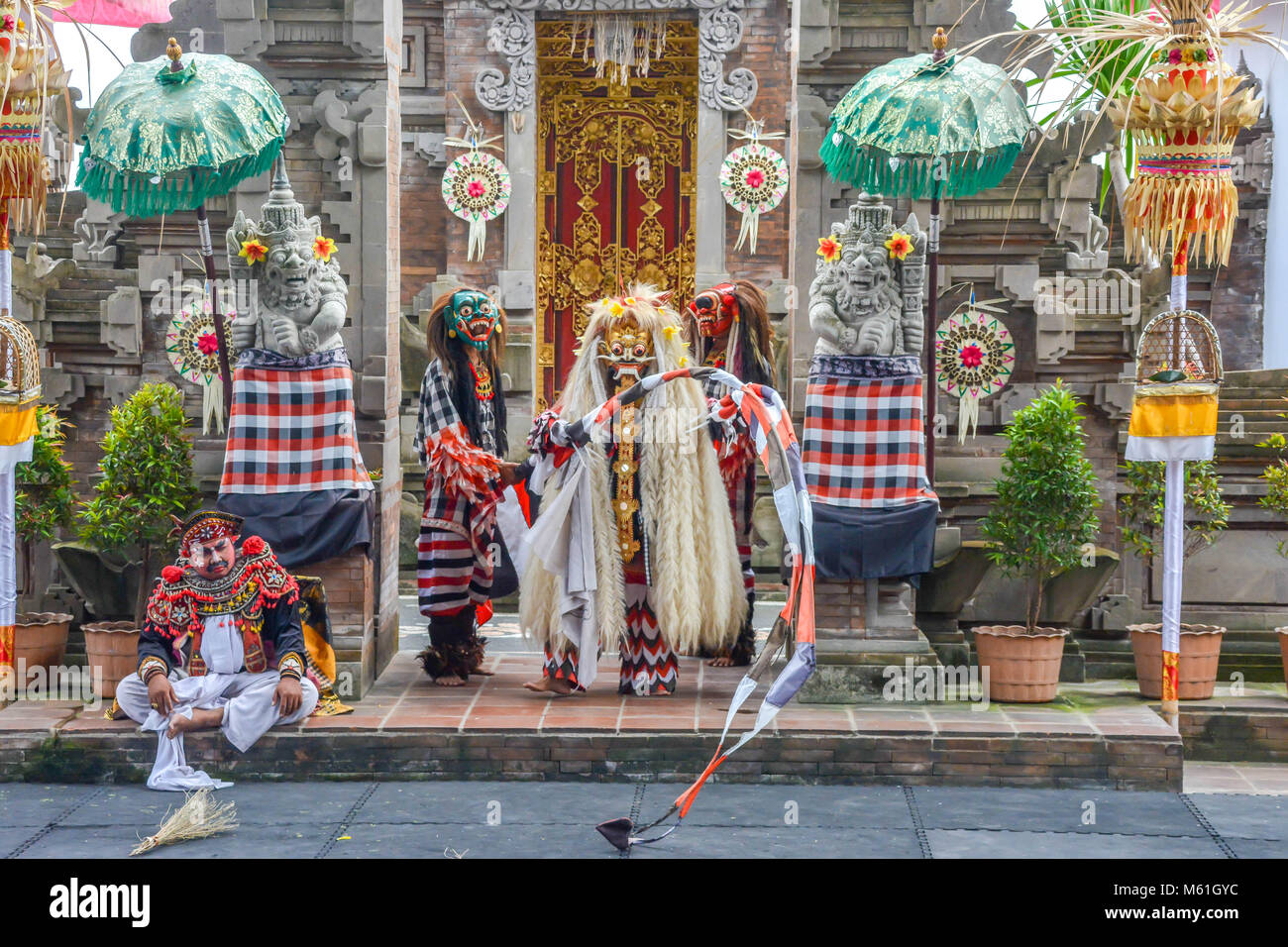 Los lugareños balineses realizar Barong, un mítico león-como criatura en una ceremonia tradicional en Bali. Foto de stock