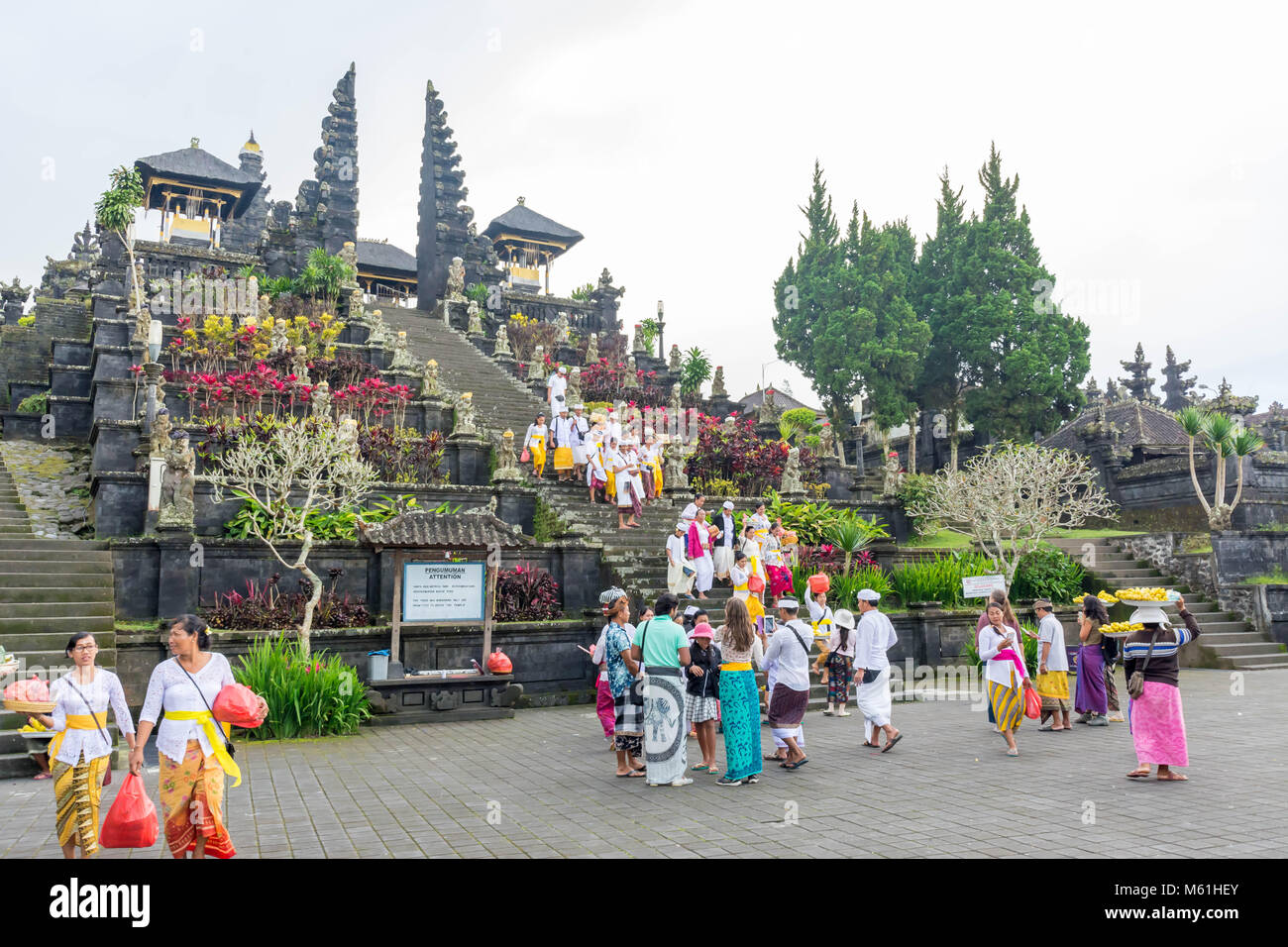 Los visitantes explorar el inmenso templo Pura Besakih (aka templo madre de Besakih) Foto de stock