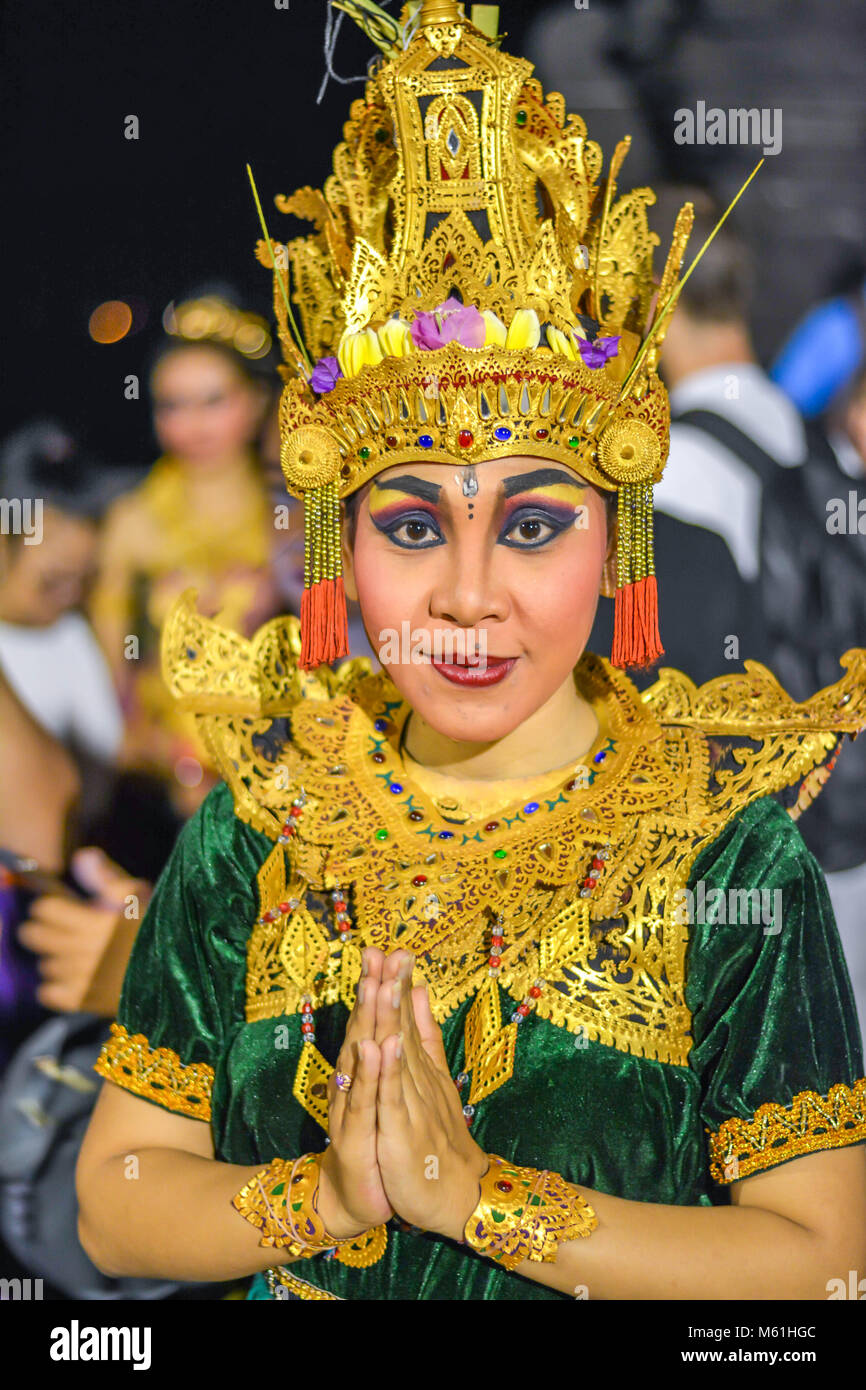 La bailarina realiza Kecak danza balinesa en Uluwatu Foto de stock