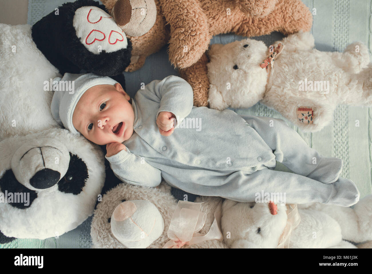 Bebé Recién Nacido Que Duerme Con Un Oso De Peluche Fotos, retratos,  imágenes y fotografía de archivo libres de derecho. Image 71656251