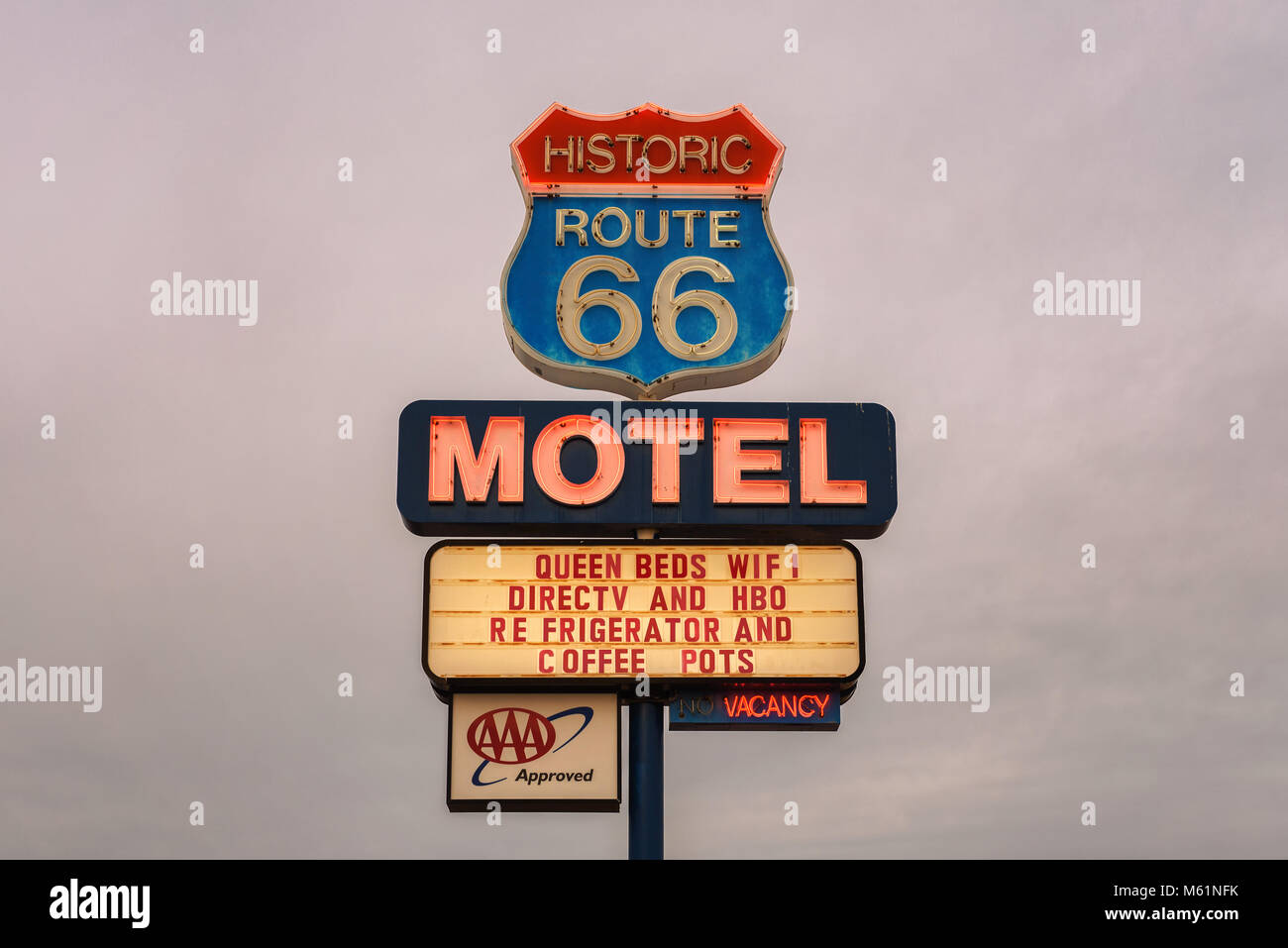 Motel de neón signo sobre la histórica ruta 66. Foto de stock