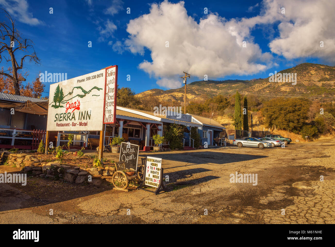 Gena la Sierra Inn Motel y restaurante cerca del Parque Nacional de las Secuoyas Foto de stock