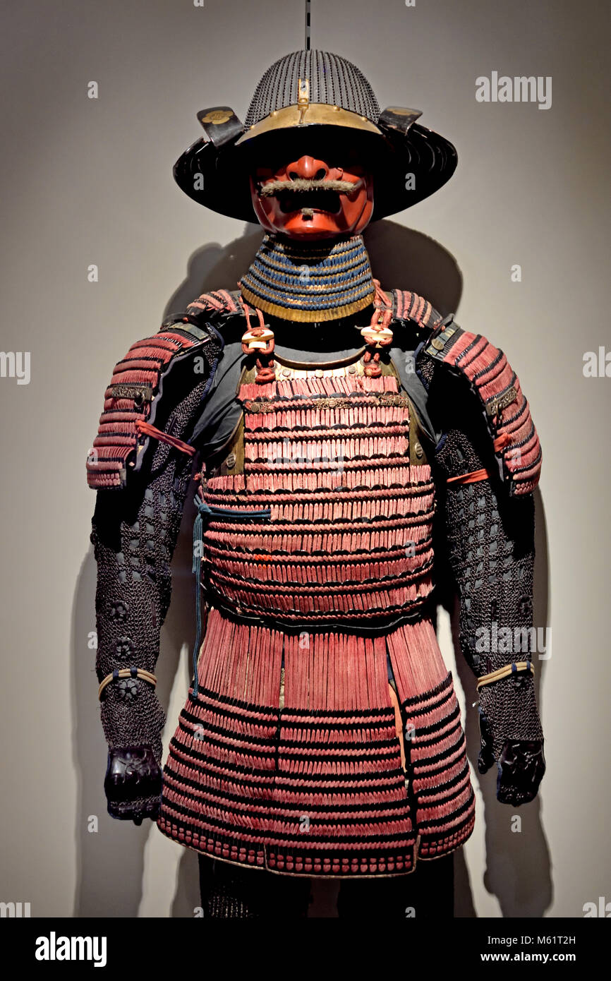 Hombre vestido de armadura samurai completa completa con kabuto casco y  mempo máscara facial para intimidar al enemigo Fotografía de stock - Alamy