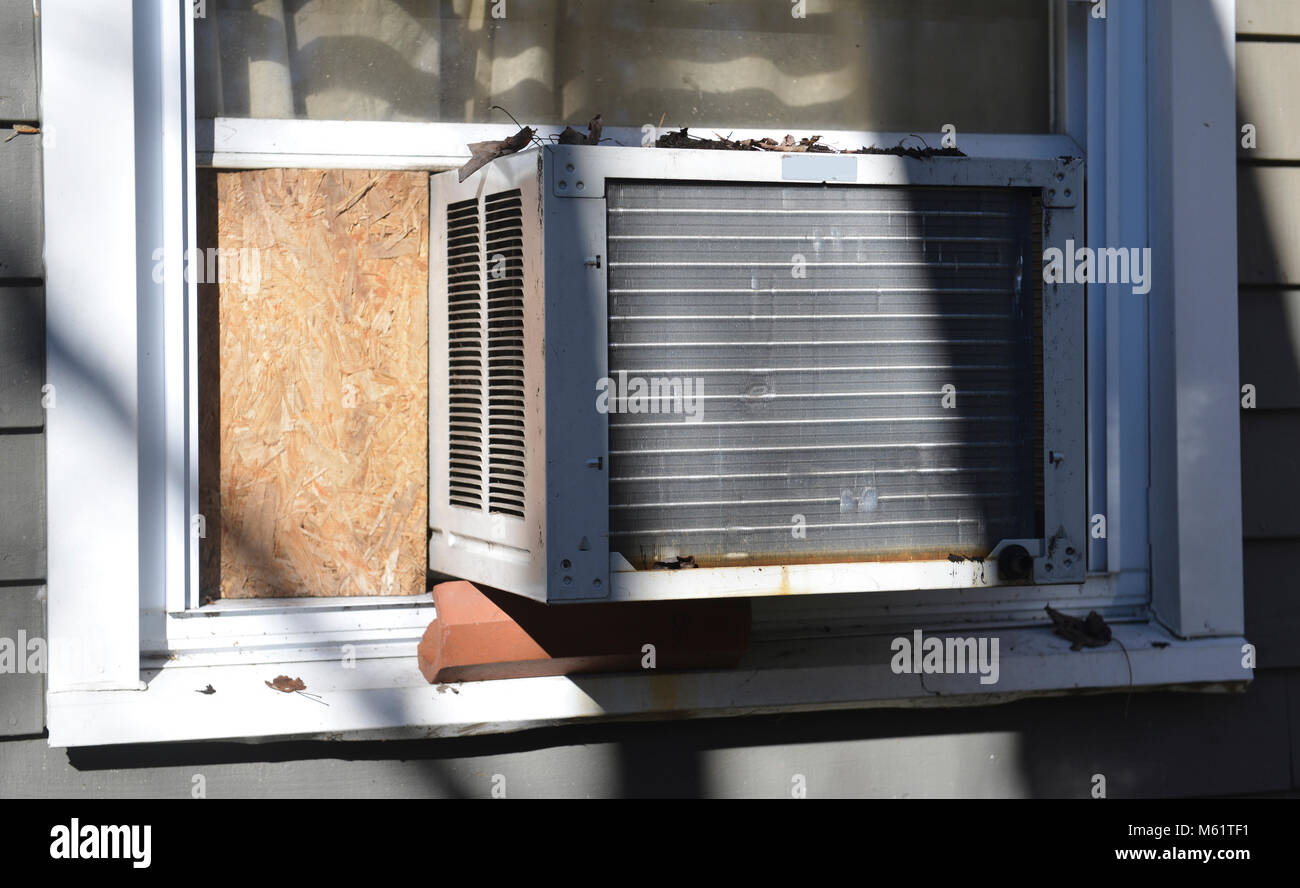 Aire acondicionado de ventana a/c en casa suburbana Fotografía de stock -  Alamy