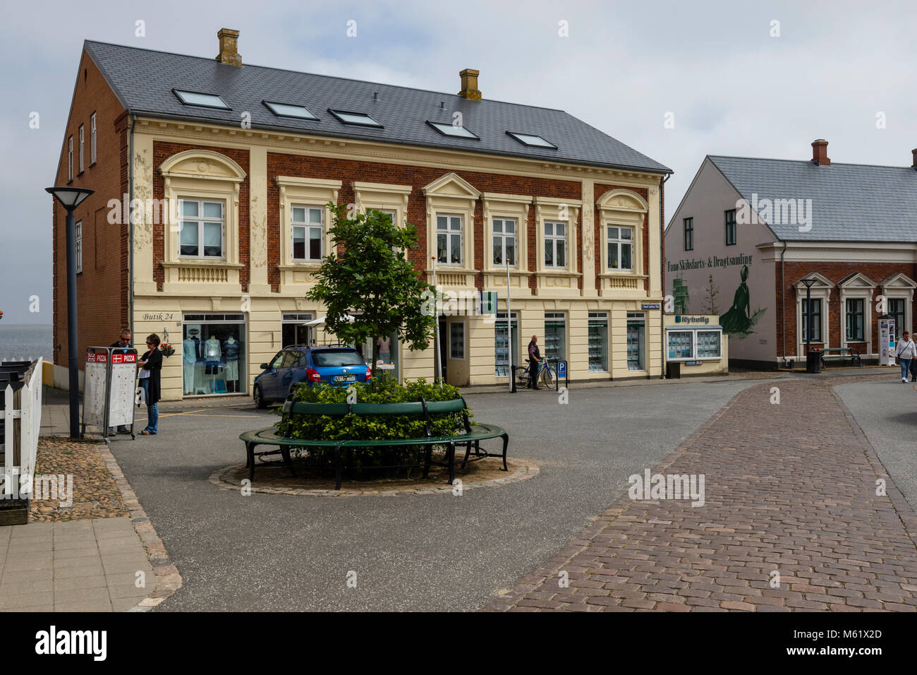 59/5000 Cónsul Lauritzen's Square en Nordby y agente inmobiliario, Nybolig Foto de stock