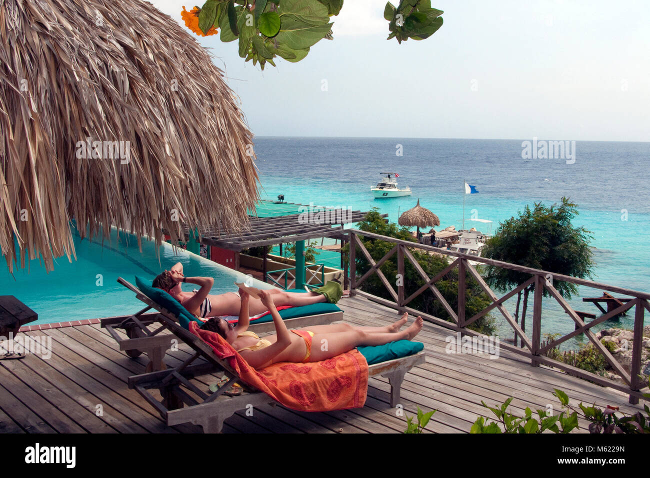 Los turistas tomando el sol junto a la piscina, Habitat Curacao Resort, Curazao, Antillas Holandesas, el Caribe Foto de stock