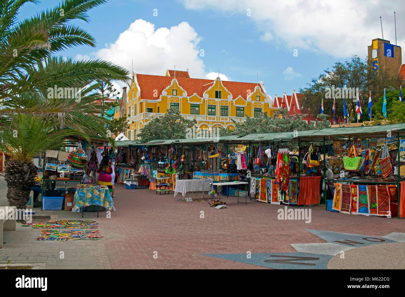 Puestos de venta de recuerdos en la costanera de distrito de Punda, detrás del edificio Punha y comercio arcade, Willemstad, Curazao, Antillas Holandesas, el Caribe Foto de stock