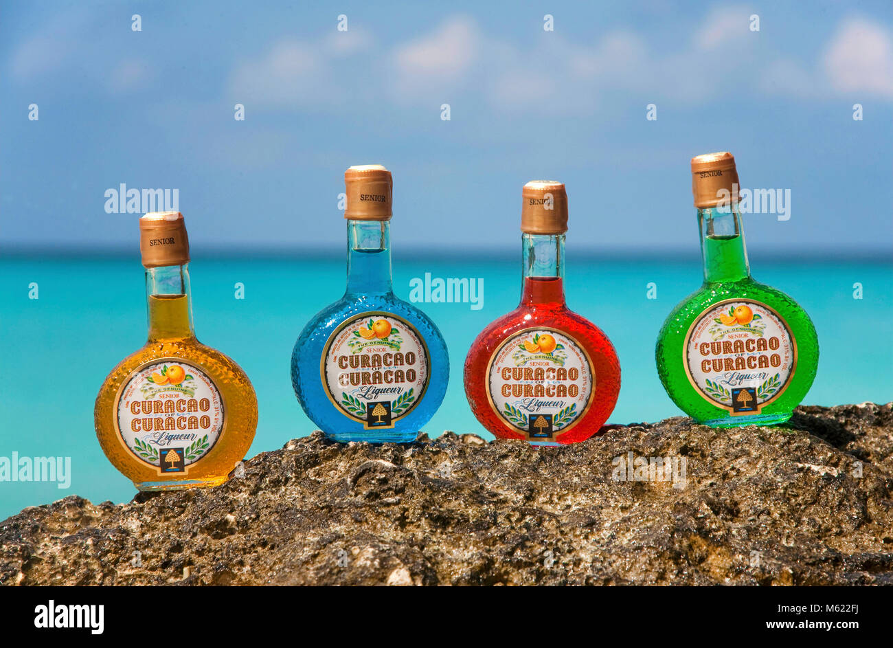 Coloridas botellas de licor y el famoso 'Blue Curacao", licor de Willemstad, Curazao, Antillas Neerlandesas, Caribe, Mar Caribe Foto de stock