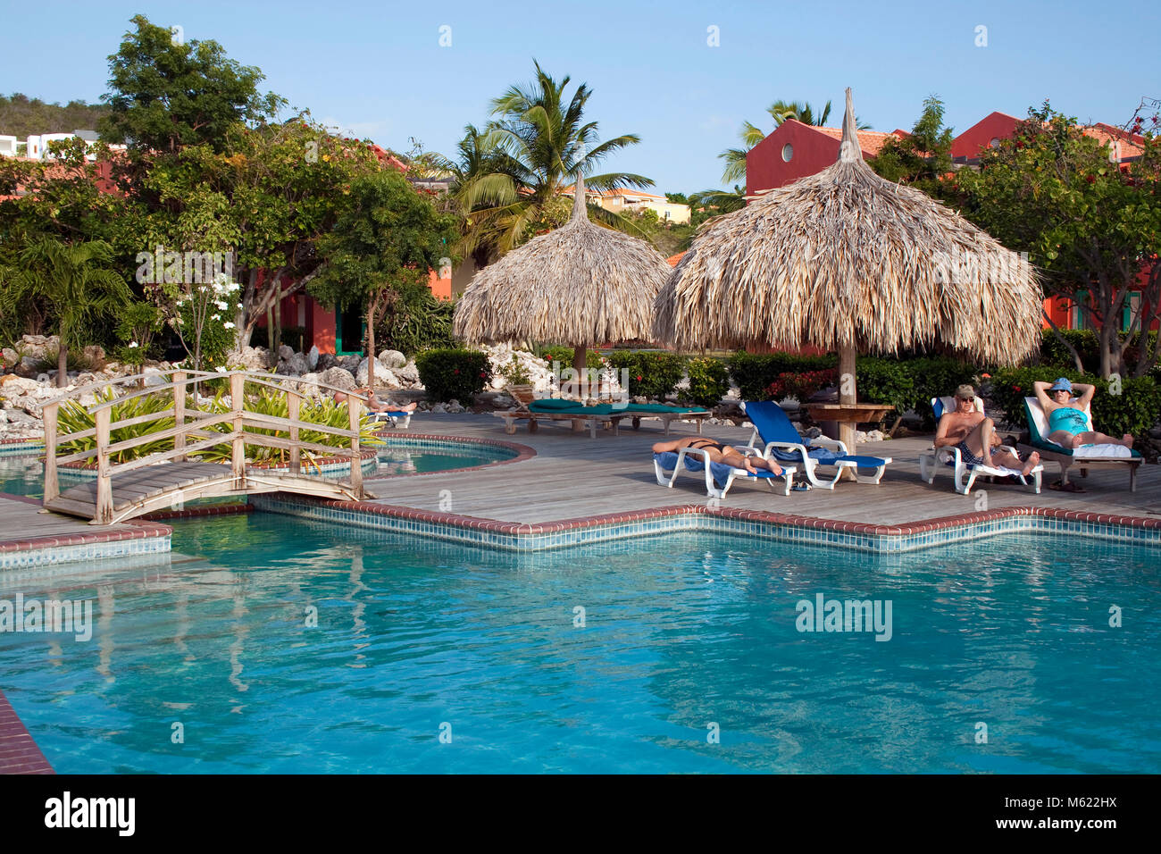 Los turistas en piscina, Habitat Curacao Resort, Curazao, Antillas Holandesas, el Caribe Foto de stock