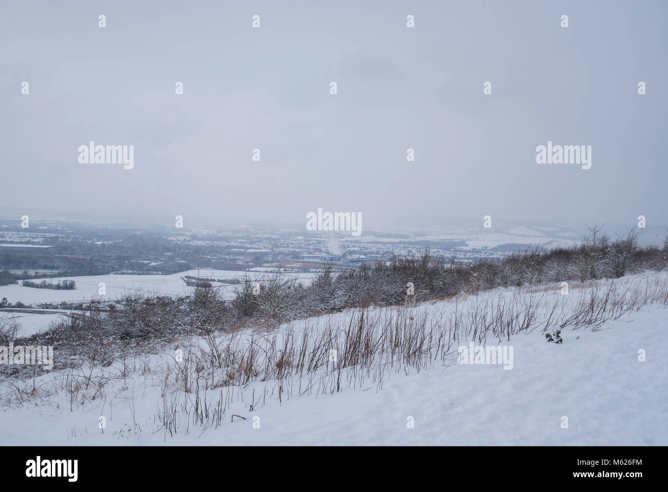 La nieve cubre la aldea de Eccles en Bluebell Hill en Kent Foto de stock