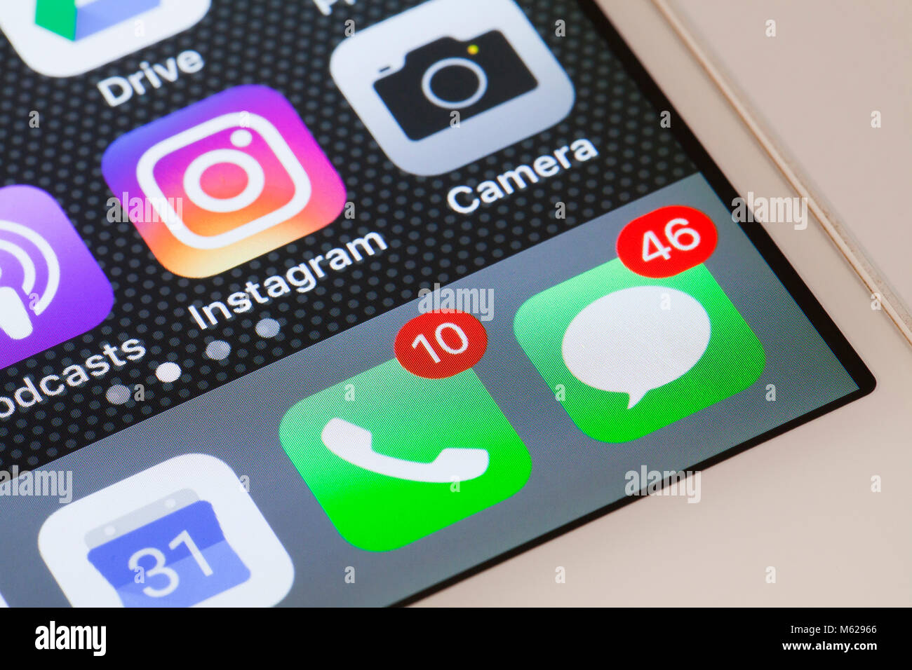 Las insignias de notificación (punto rojo) muestra el alto número de llamadas perdidas y mensajes de texto en el iPhone 5s pantalla de inicio - EE.UU. Foto de stock
