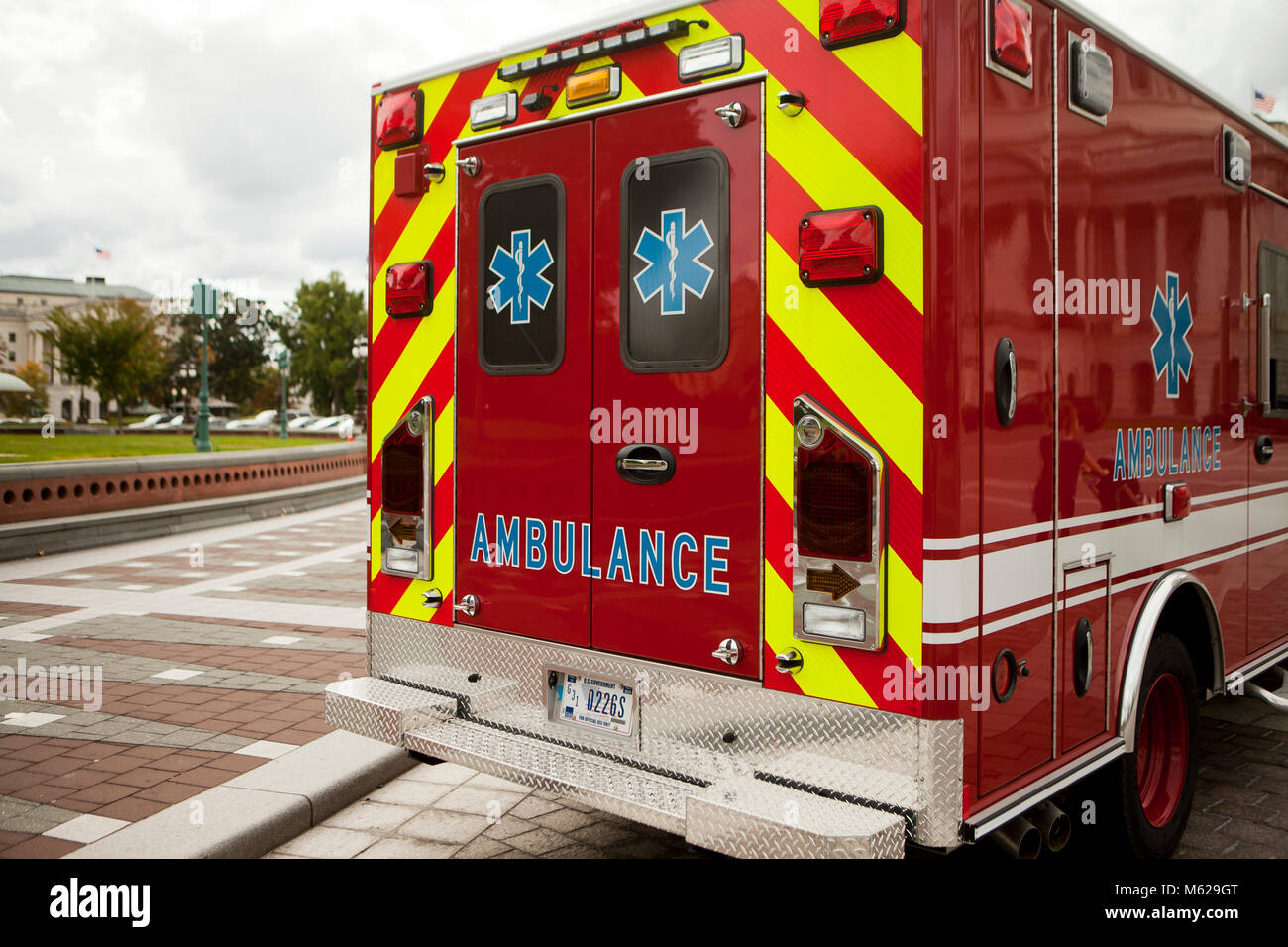 Ambulancia rojo estacionado en frente de el edificio del Capitolio de los Estados Unidos - Washington, DC, EE.UU. Foto de stock