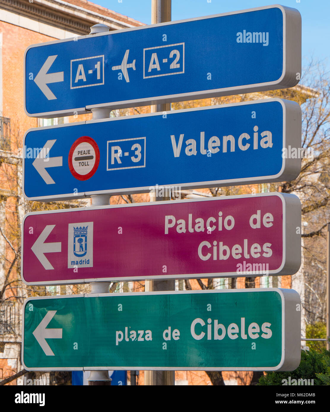Senales De Direccion En Madrid Aeropuerto Y Otros Destinos Madrid Espana Febrero 21 2018 Fotografia De Stock Alamy