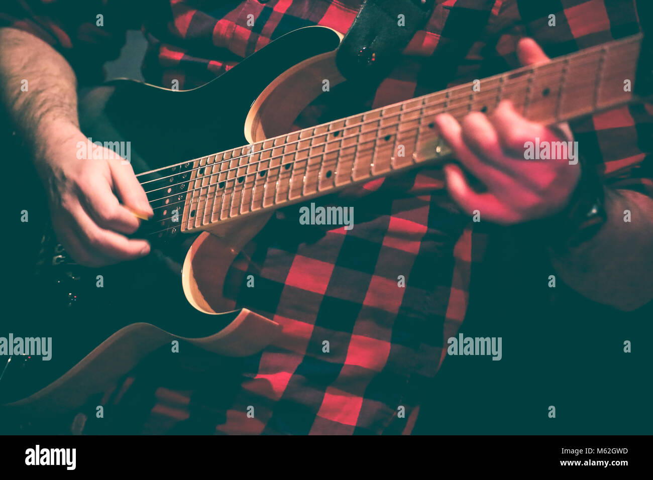 El guitarrista en acción duing un concierto en vivo Foto de stock