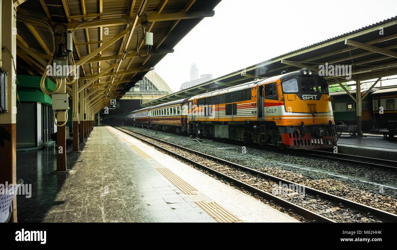 Antiguo tren diesel para conectar a una plataforma de la estación de tren de Bangkok Hua Lamphong Foto de stock