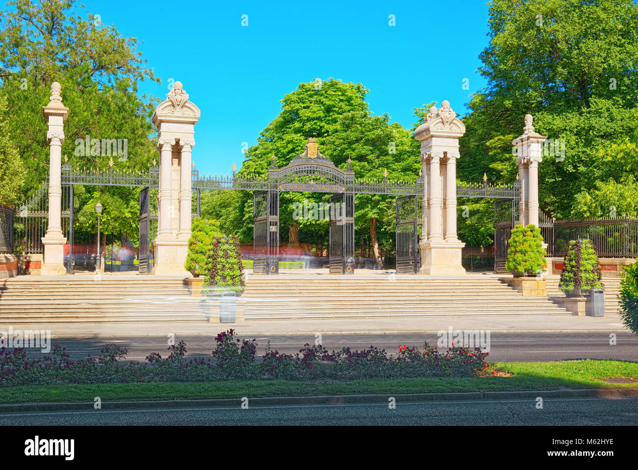 En la puerta principal del Parque del Buen Retiro (Parque de El Retiro)- la  mayoría más grande y hermosa de los parques de Madrid. Madrid, España  Fotografía de stock - Alamy