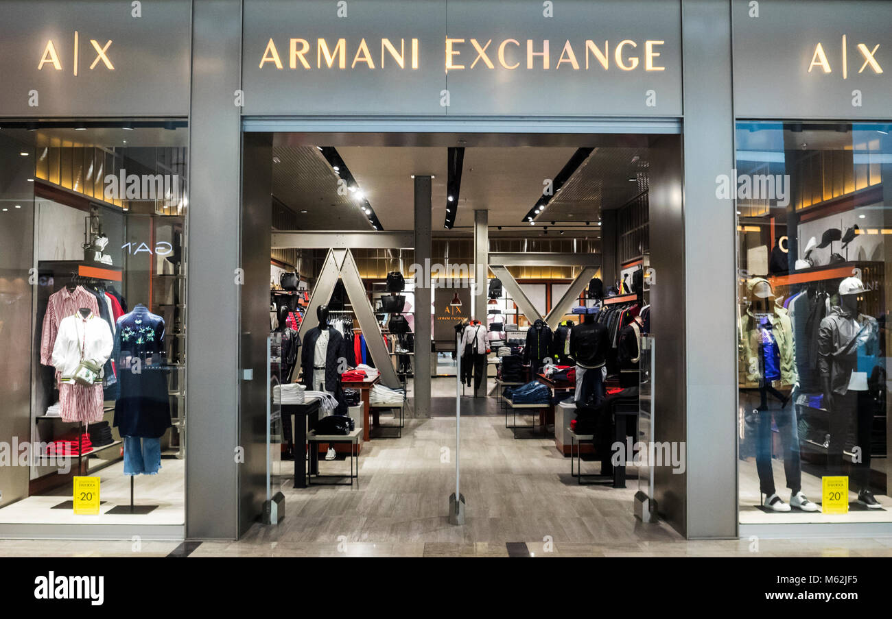 Armani Exchange store en Ocean Plaza Mall. Inspirado por las escenas del  centro de Milán, Nueva York, Londres y Tokio, Armani Exchange combina ene  juvenil Fotografía de stock - Alamy