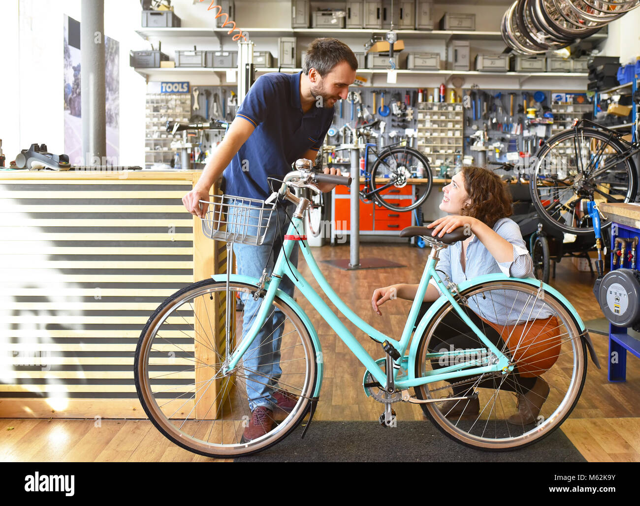 Tienda de Bicicletas consulting - el vendedor y el cliente en conversación  Fotografía de stock - Alamy
