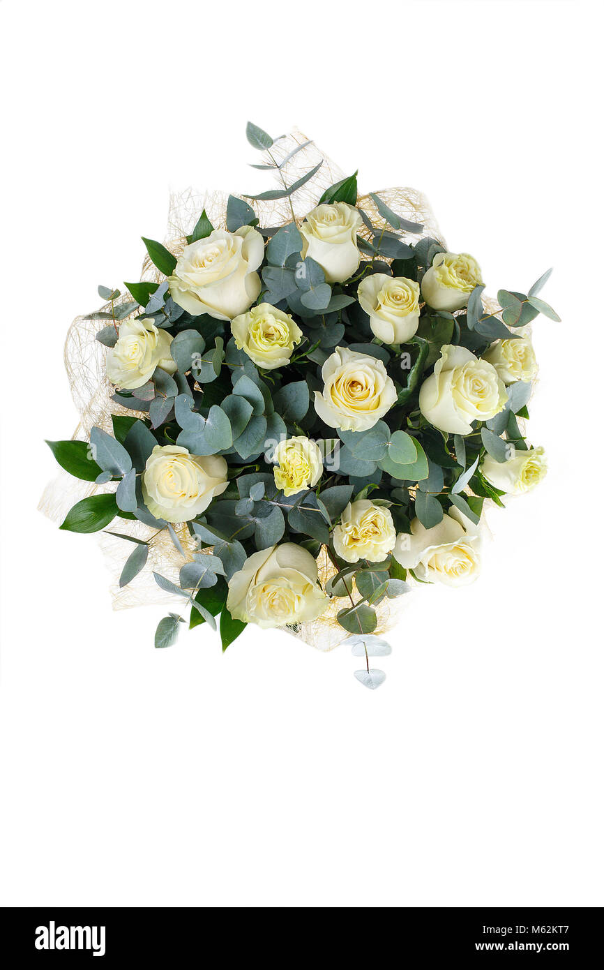 Bouquet de rosas blancas, eucalipto y Ruscus. Unas vacaciones, un regalo  para una mujer. Grande y elegante. Vista desde arriba. Aislados Fotografía  de stock - Alamy