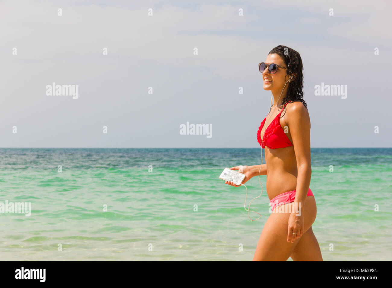 Caminando En La Del Y Por Feliz Rosado Rojo Chica Orilla Mar Bikini OPkiuXTlwZ