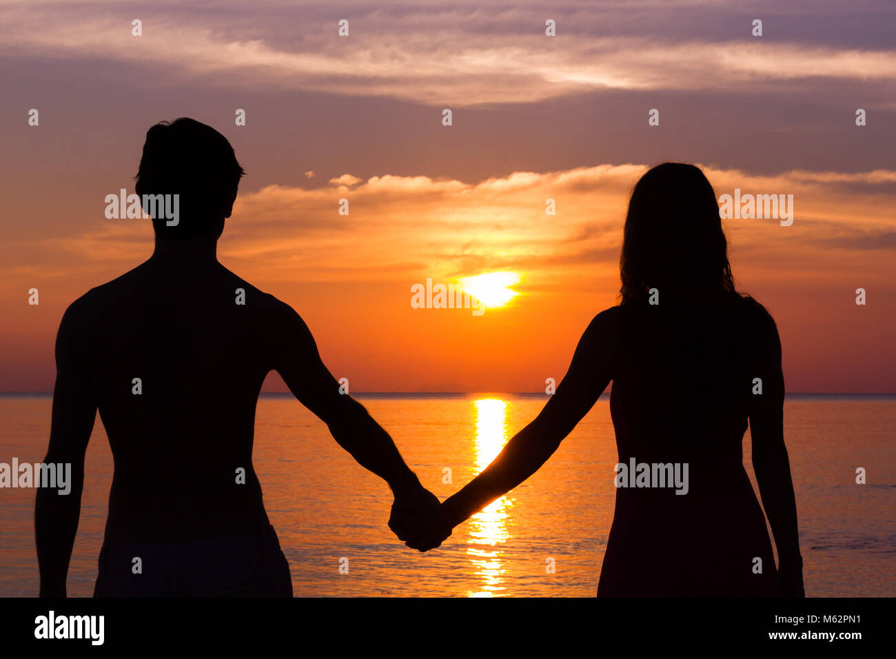 Día de San Valentín de lo más romántico escenario de una pareja joven