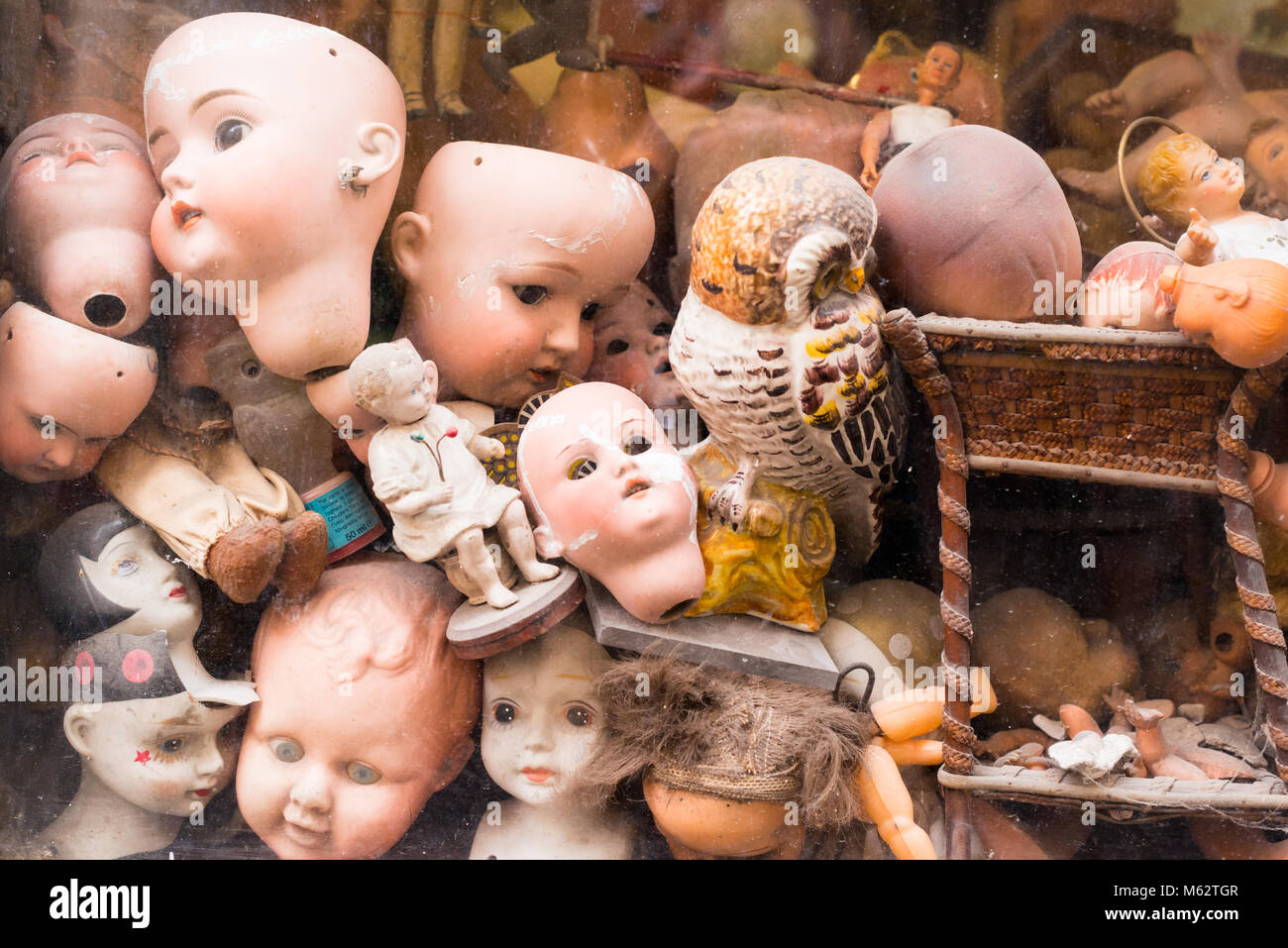 Antique dolls fotografías e imágenes de alta resolución - Alamy