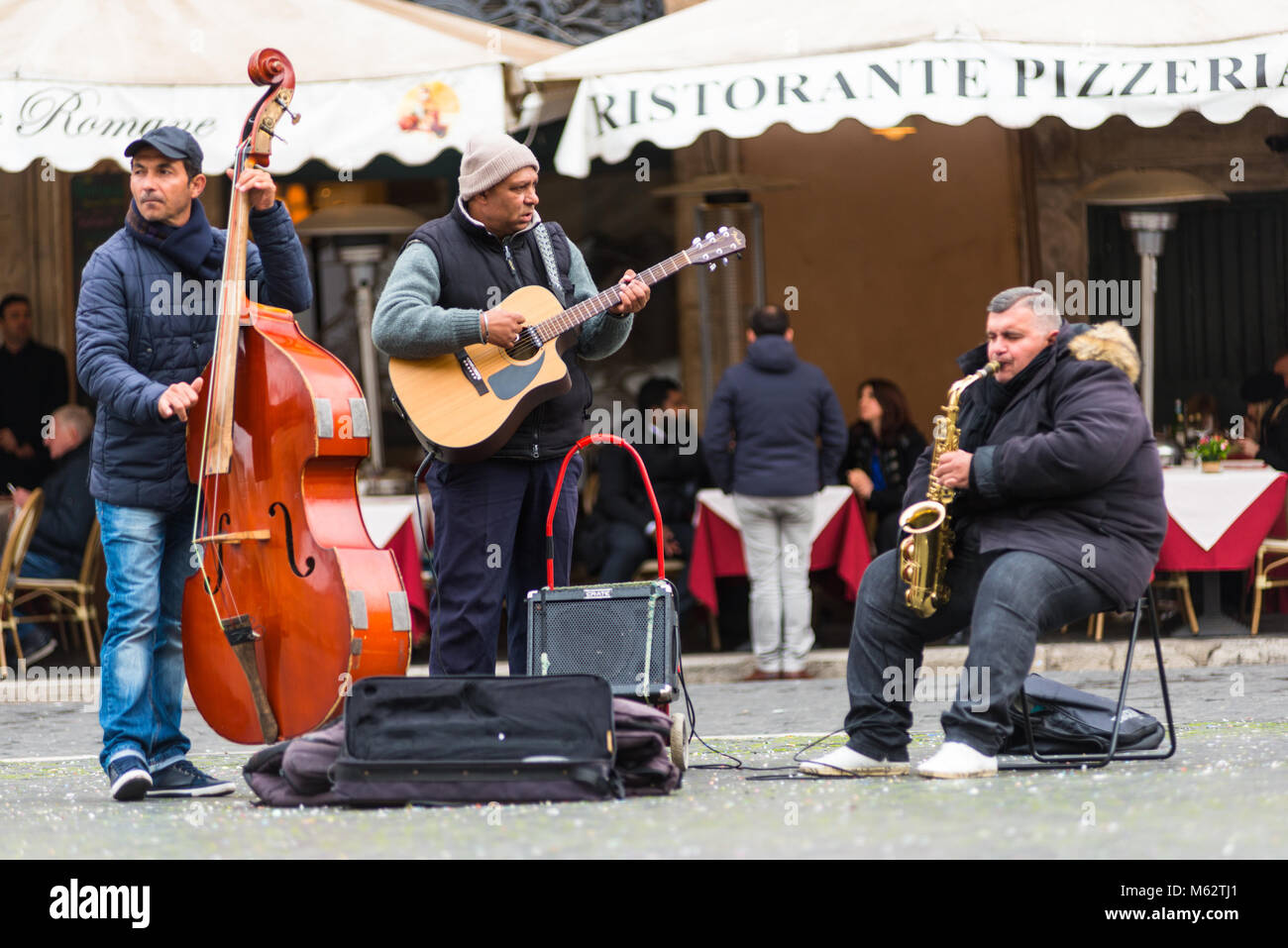 Una banda de jazz tocando en la Piazza Navona, Roma, Lazio, Italia. Foto de stock