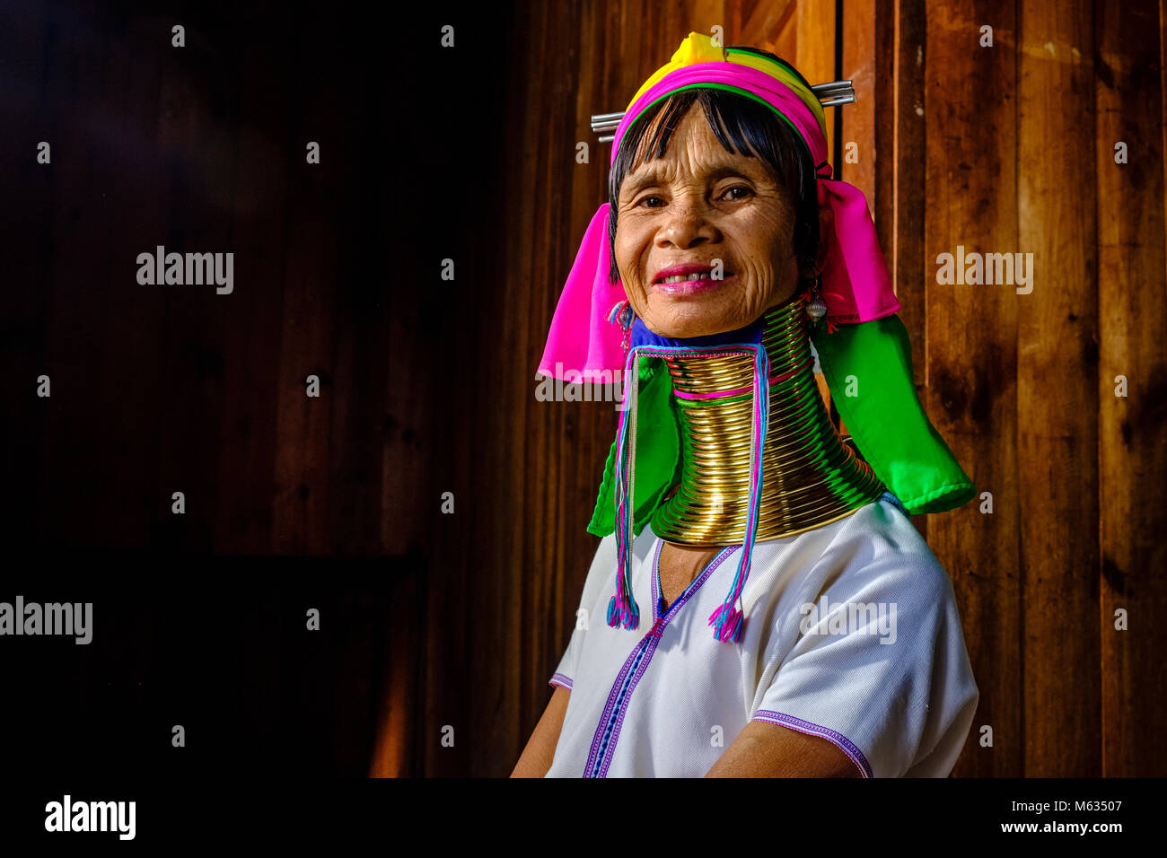 Retrato de una vieja dama perteneciente a la tribu Padaung, vistiendo 29 anillos de bronce alrededor de su cuello, en la aldea de Ywama sobre una isla en el lago Inle Foto de stock