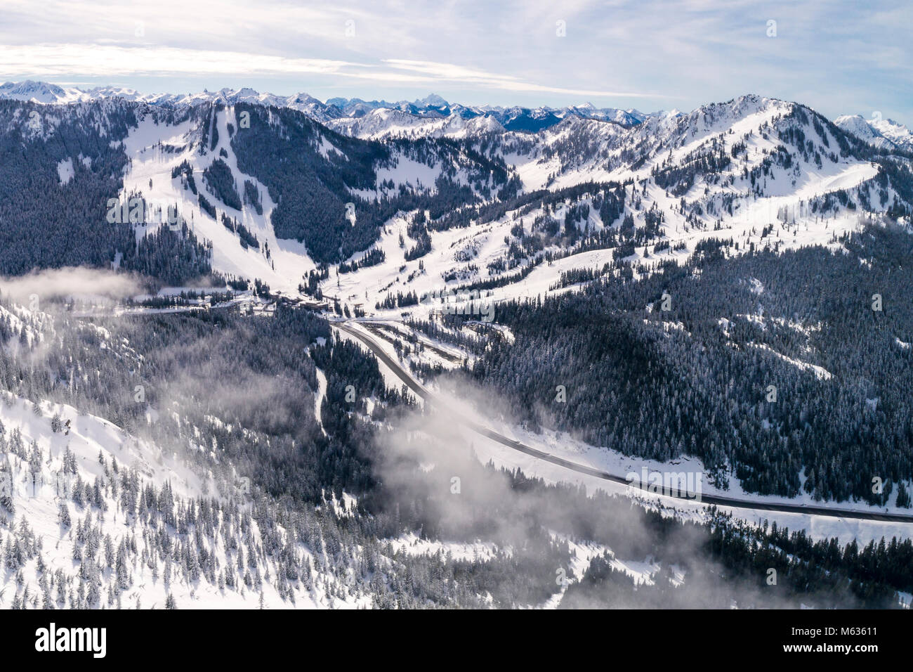 La perspectiva aérea de alta montaña popular para los deportes de acción recreativa de invierno Foto de stock