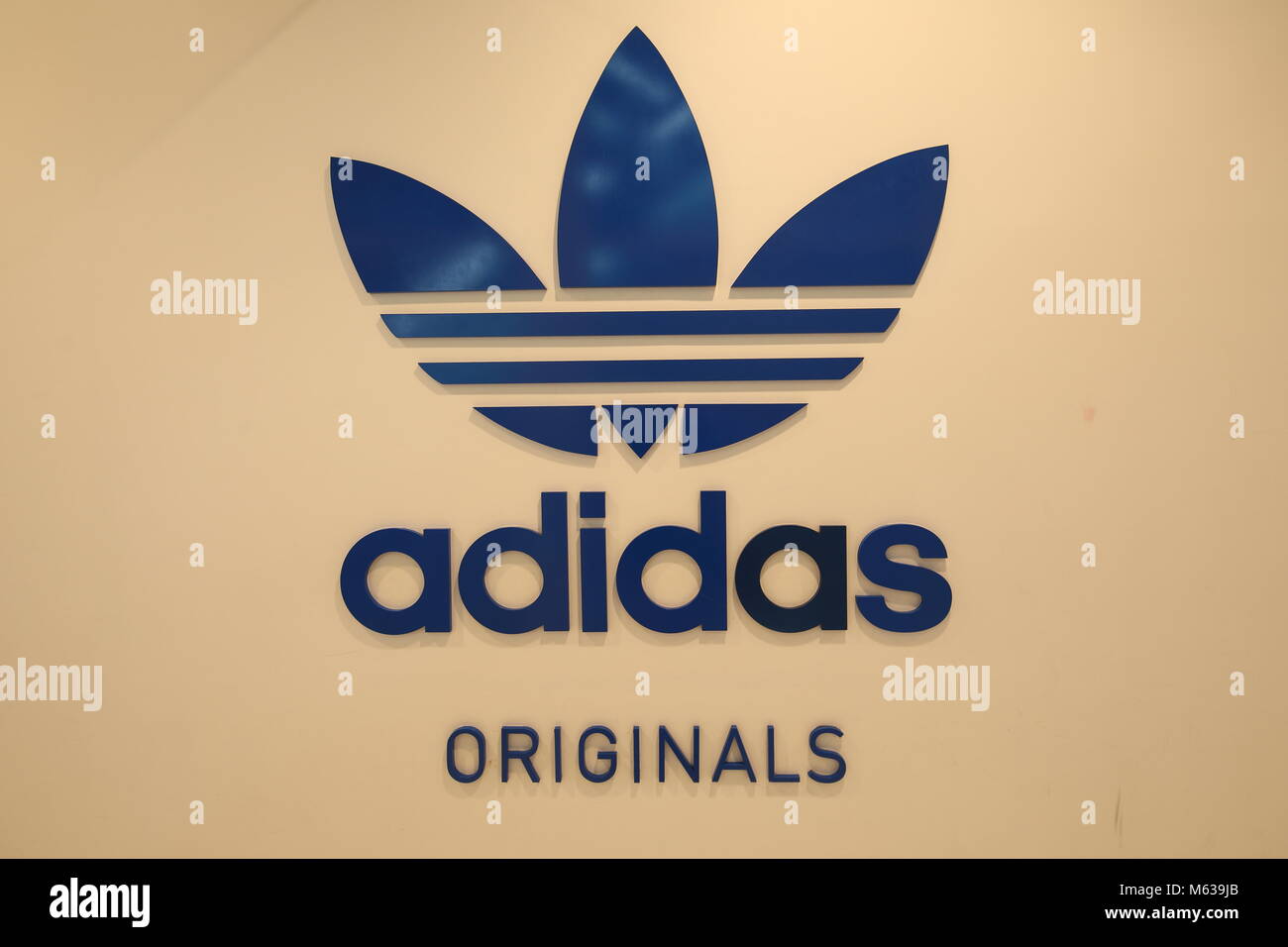 Adidas el logotipo de su empresa. Adidas es corporación multinacional  alemana que diseña y fabrica ropa deportiva y accesorios Fotografía de  stock - Alamy