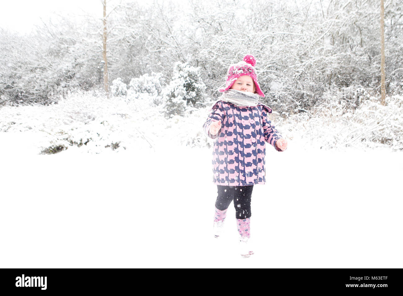 Cambridge, Reino Unido. 28 de febrero de 2018. Ivy Mitchell 2 1/2 años de edad juega en la nieve cerca de Cambridge, Reino Unido. Crédito: Jason Mitchell/Alamy Live News. Foto de stock