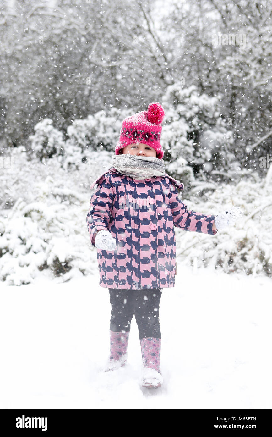 Cambridge, Reino Unido. 28 de febrero de 2018. Ivy Mitchell 2 1/2 años de edad juega en la nieve cerca de Cambridge, Reino Unido. Crédito: Jason Mitchell/Alamy Live News. Foto de stock