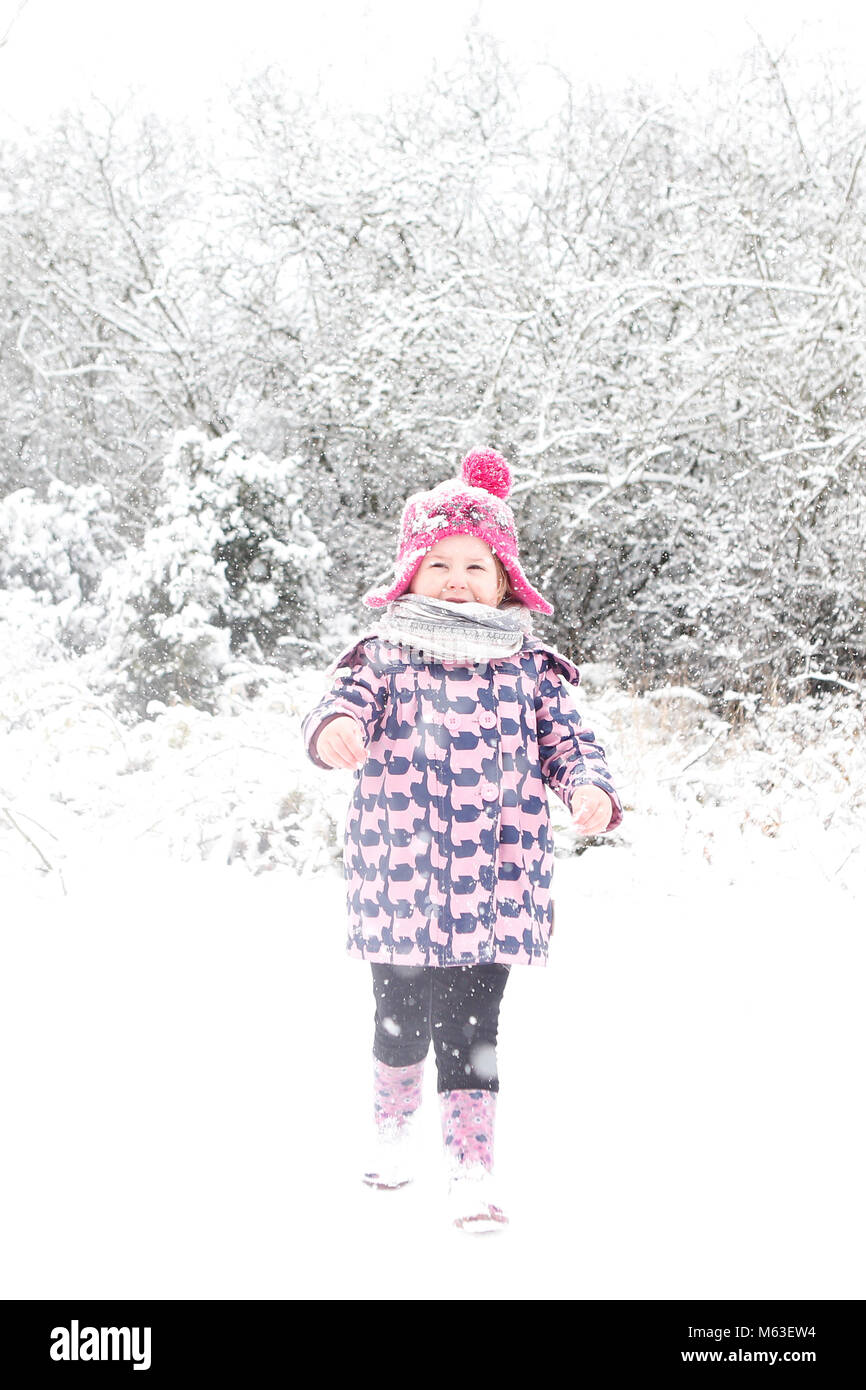 Cambridge, Reino Unido. 28 de febrero de 2018. Ivy Mitchell 2 1/2 años de edad juega en la nieve cerca de Cambridge, Reino Unido. Crédito: Jason Mitchell/Alamy Live News. Foto de stock