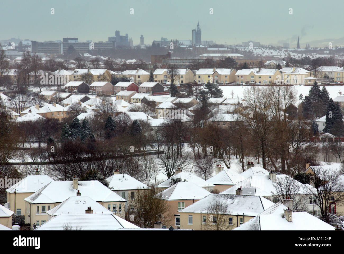 Glasgow, Escocia. 28 de febrero de 2018.El clima del Reino Unido: La bestia del este clima coversknightswood y al oeste de la ciudad, como la tormenta de nieve la nieve cubre todo y una visibilidad de desbloqueo flash. Crédito: Gerard ferry/Alamy Live News Foto de stock