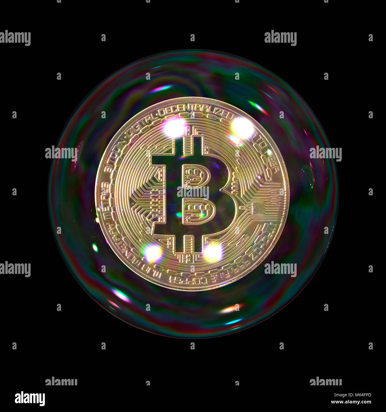 Burbuja Bitcoin sobre fondo negro liso, moneda de oro suspendidas en la burbuja que representa el concepto de ruptura y frágiles inversiones cryptocurrency digital Foto de stock